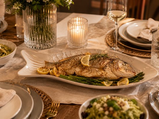 Servierplatte – Fischförmige Servierplatte – Servierteller – Steingutschale für Fisch, Sushi, Tapas & Häppchen – Spülmaschinen- & mikrowellengeeignet – 30,7 x 16,3 cm – Weiß