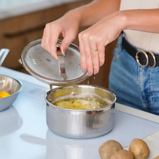 Rvs steelpan 16 cm met afgietdeksel en maataanduiding, tri-ply, alle warmtebronnen