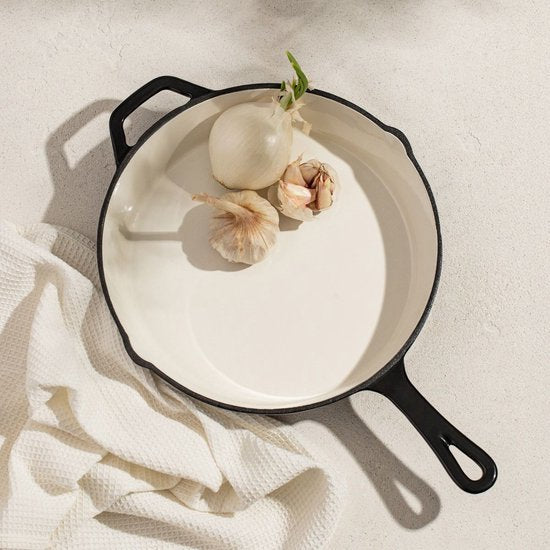 Homla - Poêle en fonte Andreas - Poêle à frire en fonte - Résistante au four jusqu'à 220°C - Poêle à steak ou à frire compatible induction - Poêle durable - Ø26 x 5 cm - Beige & Noir - Poêle émaillée