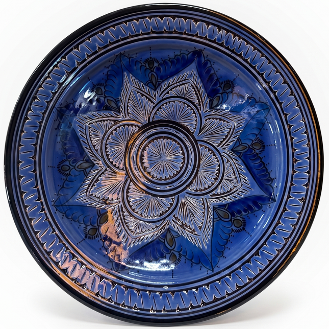 Grote Marokkaanse schaal blauw met bloem – gegraveerd aardewerk, 35 cm