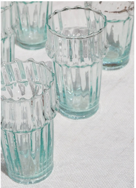 Petit vase en verre transparent avec structure nervurée et bord ondulé - 9,5 cm