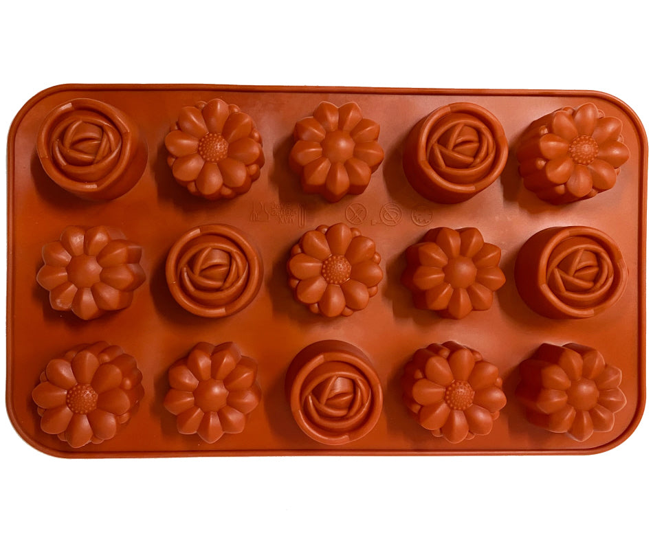 Silikonbackmatte mit verschiedenen Backförmchen
