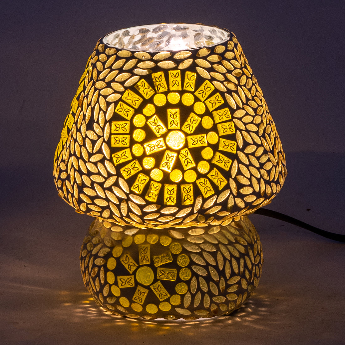 Beigefarbene Mosaik-Blumen-Glas-Tischlampe H 17 cm.