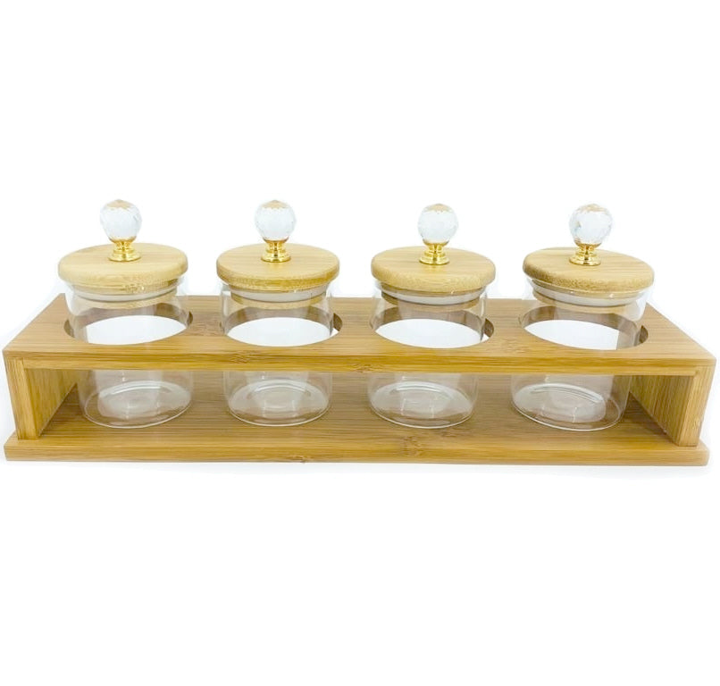 3 bocaux en verre dans un grand support en bambou