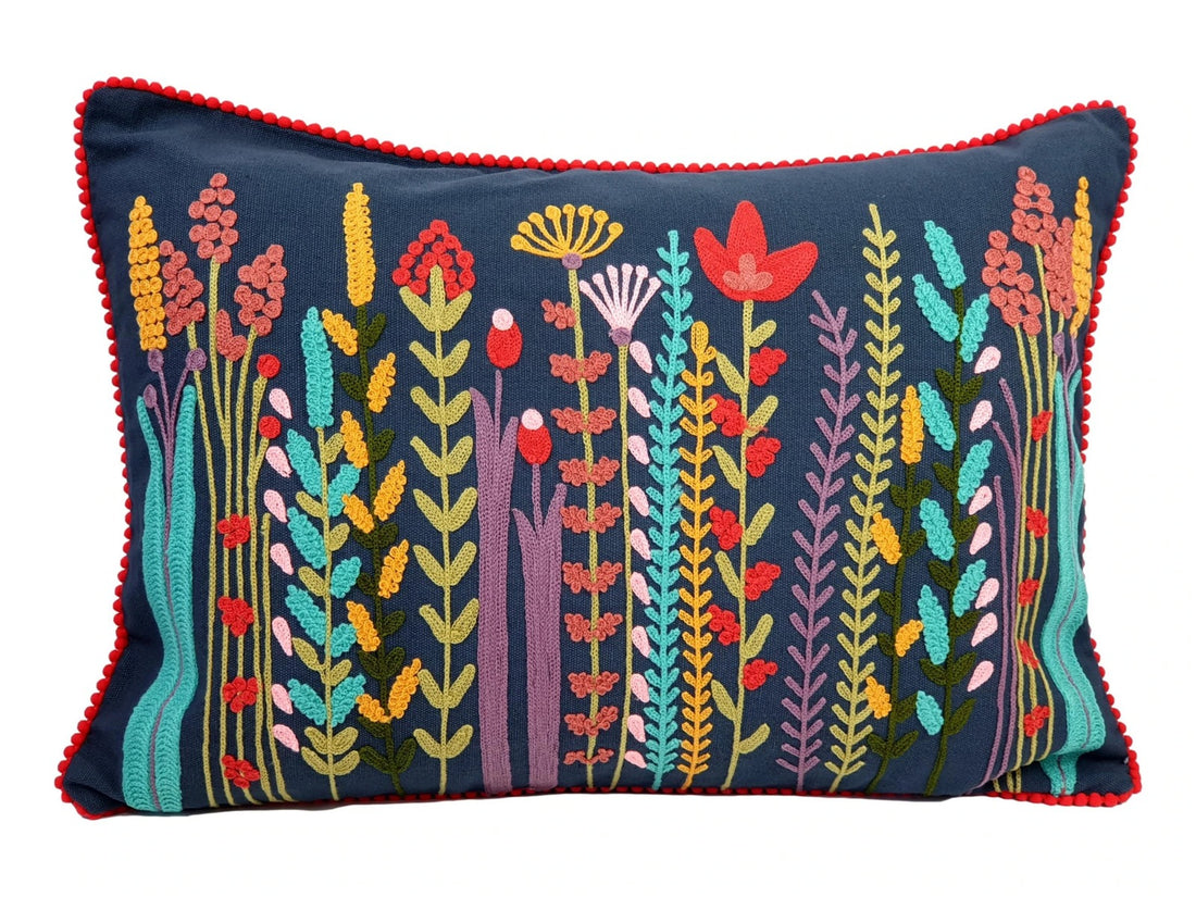 Bestickter Kissenbezug mit Wildblumen 35 x 50 cm