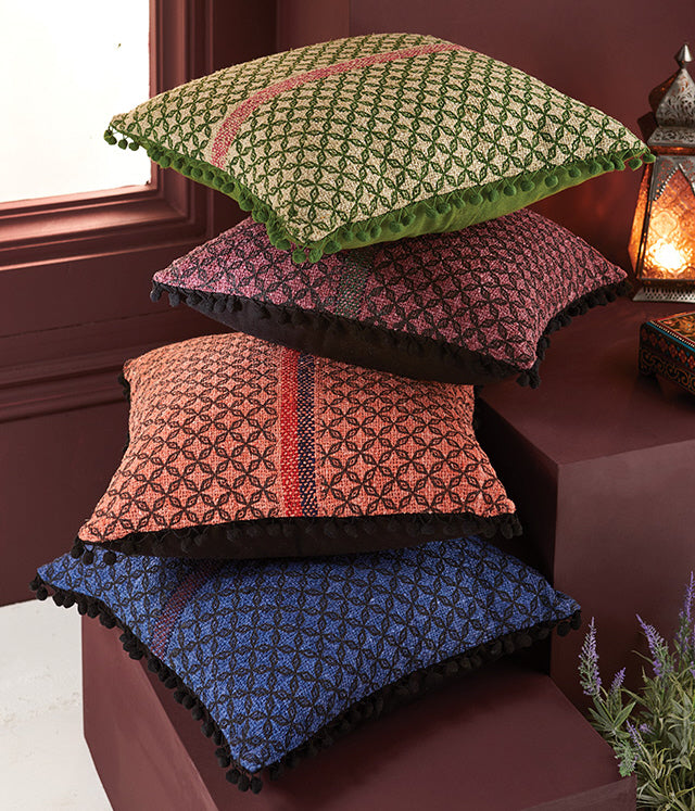 Oosterse Khadi kussenhoes 45 x 45 cm – handgemaakt katoen met pompons – foto 4
