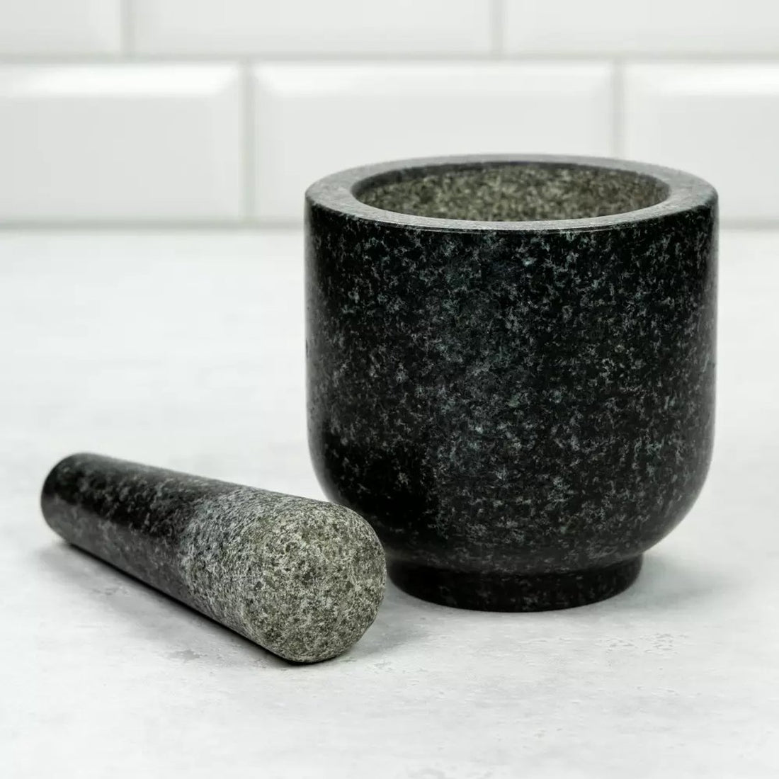 Kinghoff KH1679 – Mörser und Stößel Set aus Naturstein Granit – Mörser 12 cm – Stößel 15,5 cm – Langlebiges und stilvolles Küchenutensil – Handgefertigt