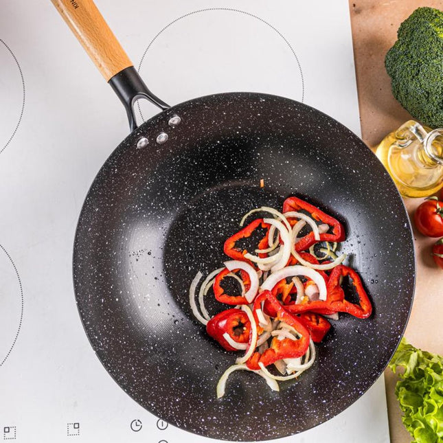 KINGHoff KH1983 Wok Pan 30 cm - Roerpan voor Wokken en Roerbakken - Geschikt voor Alle Kookzones inclusief Inductie - Houten Handvat - Antiaanbaklaag - Wokpan - Roerbakpan