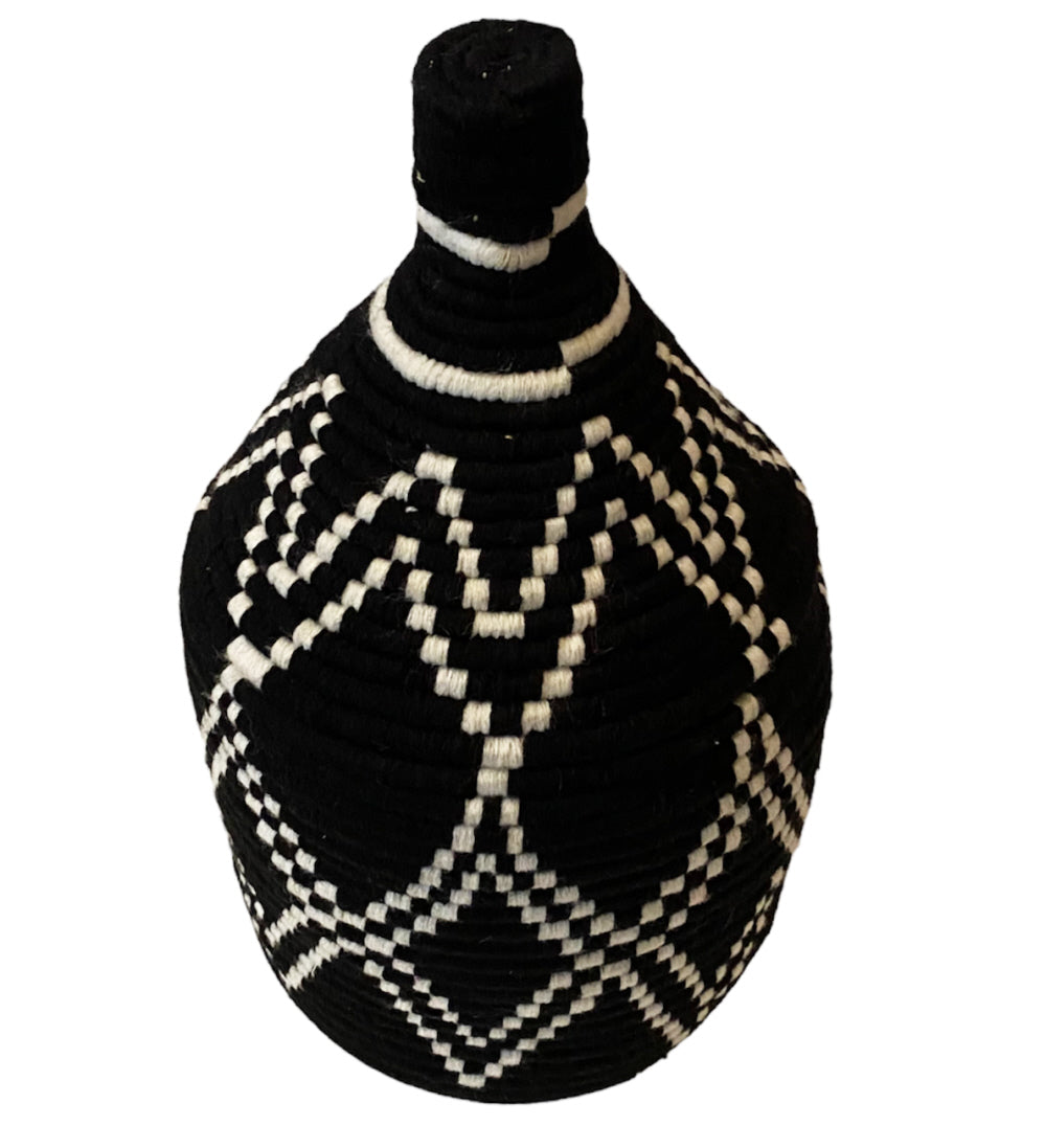Panier en raphia noir et blanc décoré