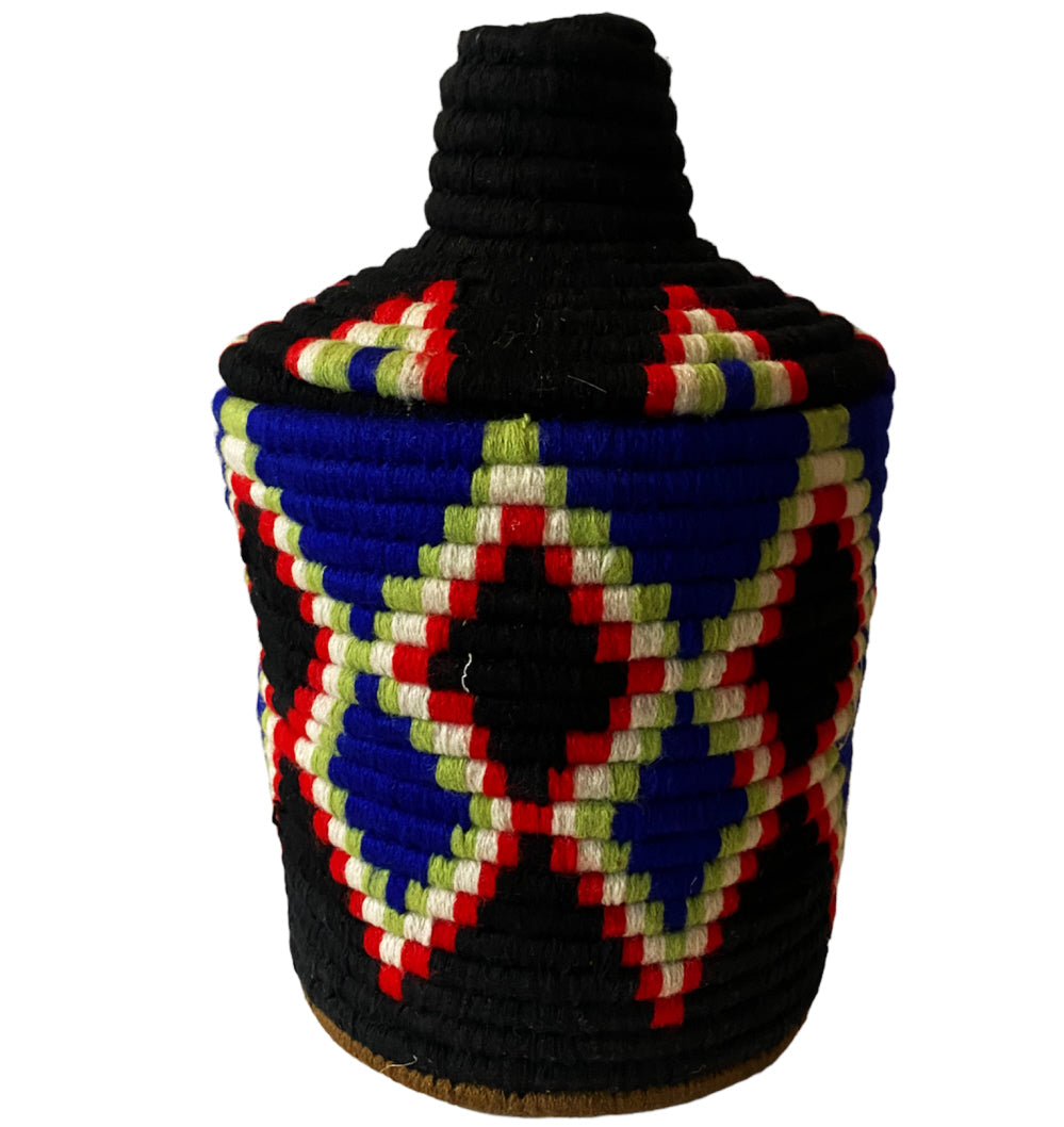Gekleurde berber mand met deksel – handgevlochten rieten mand, 28 cm hoog
