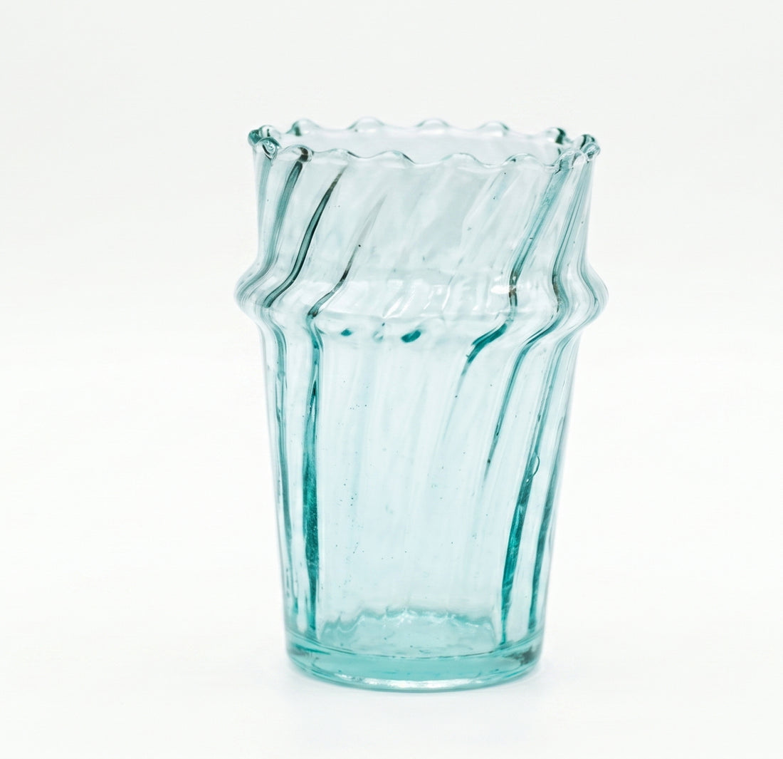 Petit vase en verre transparent avec structure nervurée et bord ondulé - 9,5 cm