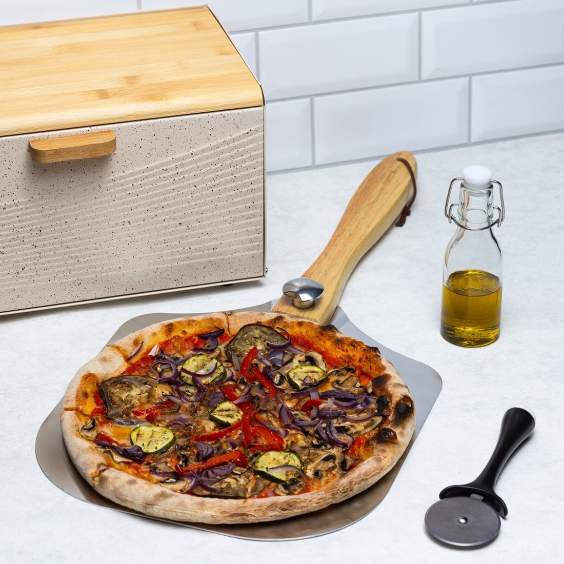 Klausberg pizzaschep aluminium met inklapbaar houten handvat – 30,5 x 64 cm