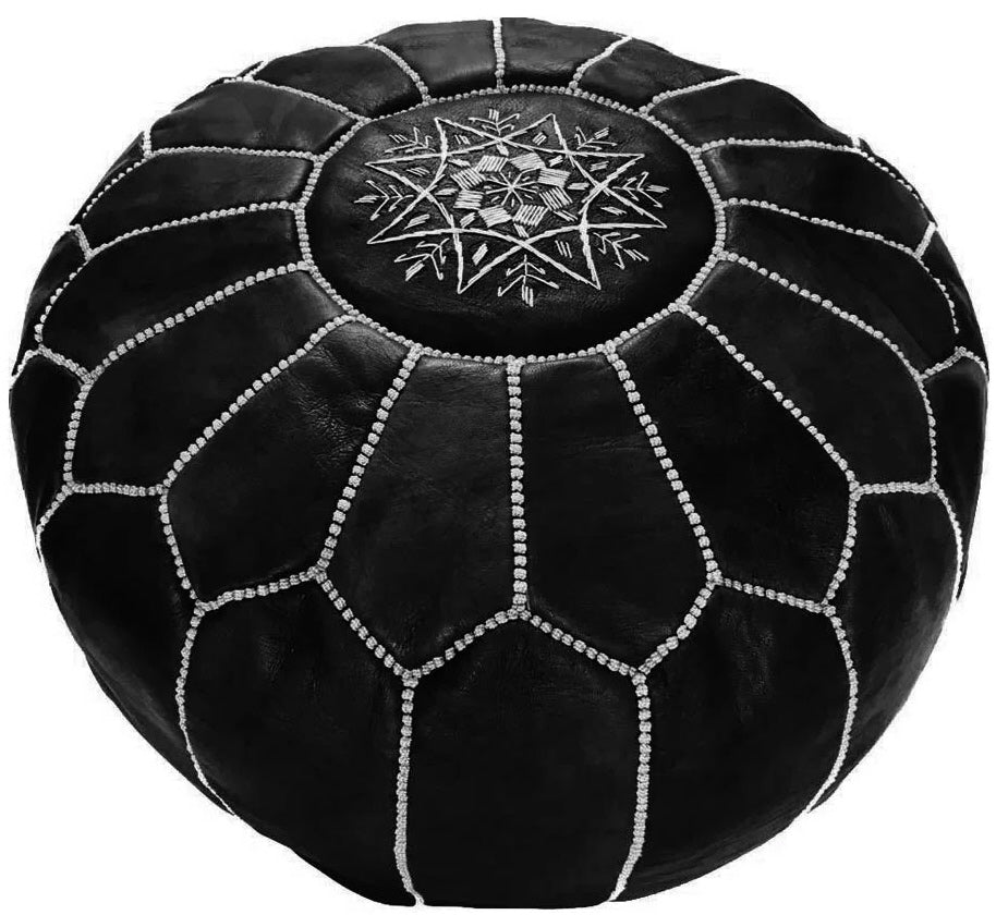 Pouf marocain en cuir noir avec broderie blanche – Fait main à Marrakech