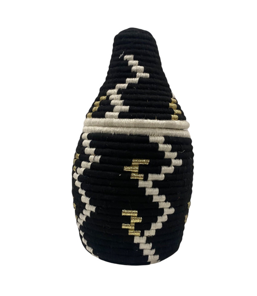 Panier en raphia noir et blanc décoré