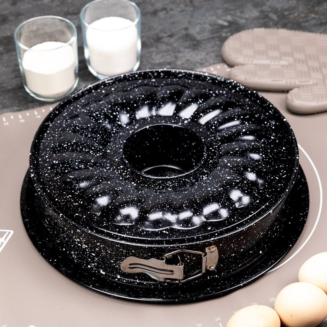 Cake pan with cupcake insert 24 cm